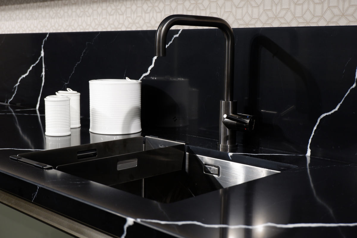BQ8740 NERO MARQUINA